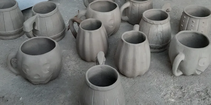 Peças cerâmicas — xícaras, bandejas e objetos decorativos vitrificados