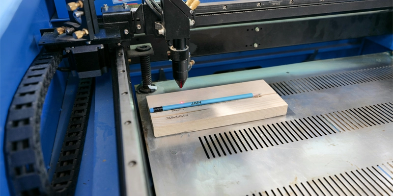 Peças cortadas e gravadas a laser em MDF, acrílico e couro