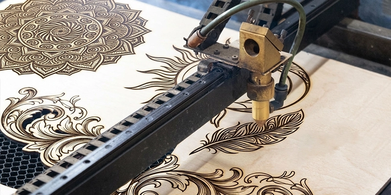 Peças decorativas cortadas a laser em contexto artístico