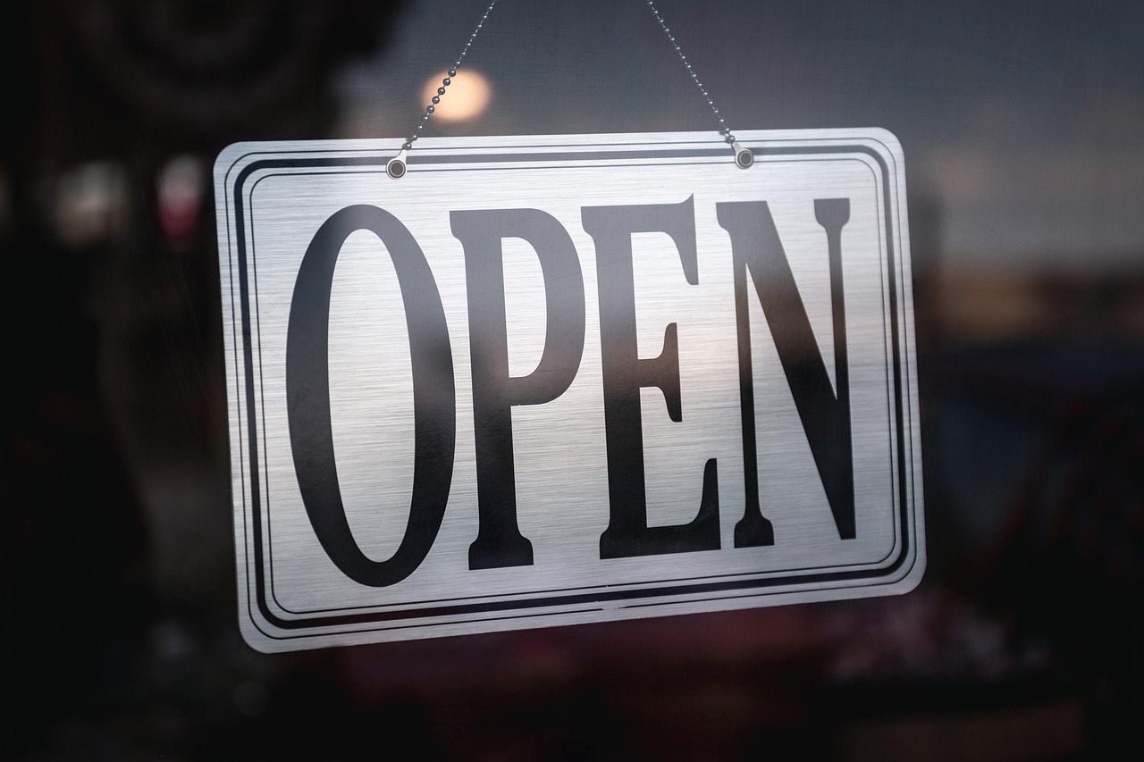 Fachada comercial com ACM, letras e iluminação