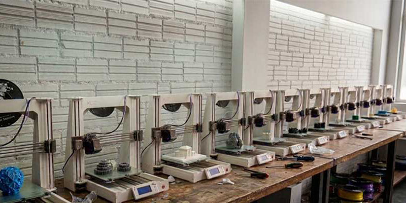 Impressoras 3D em operação no espaço de produção