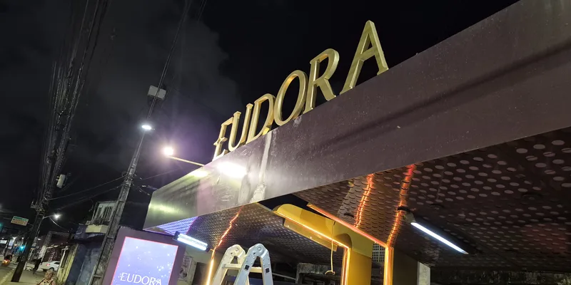Letras caixa — fachada comercial com letras volumétricas